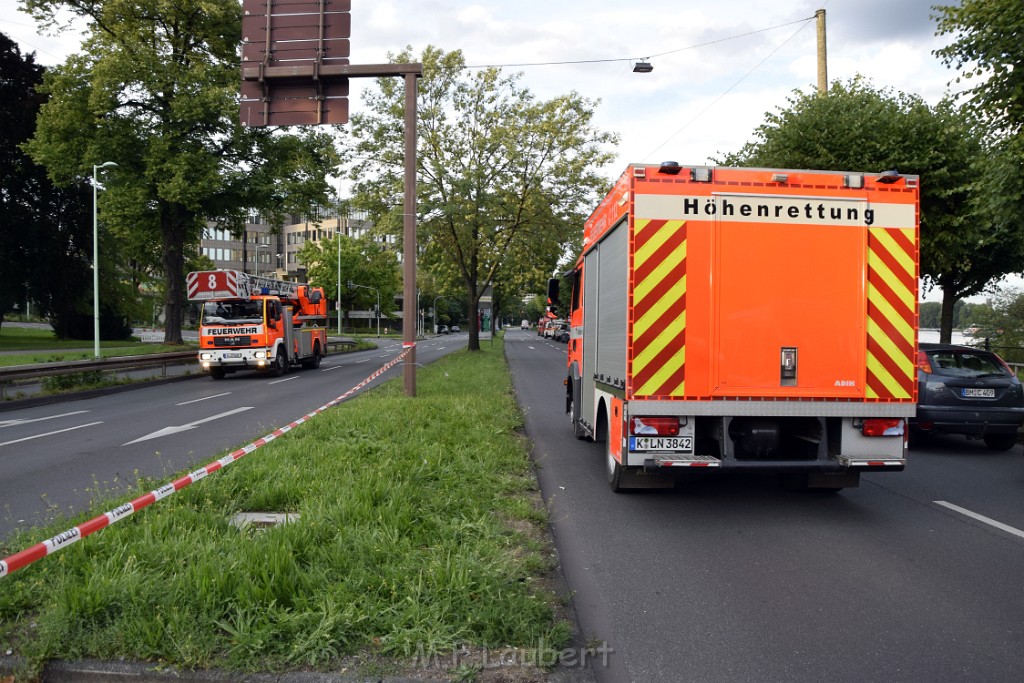 Koelner Seilbahn Gondel blieb haengen Koeln Linksrheinisch P692.JPG - Miklos Laubert